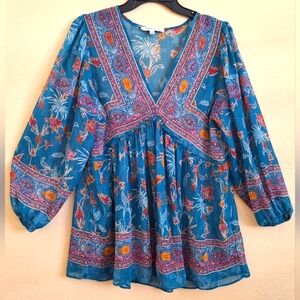 Woman blouse. Long sleeves. Size small. Excellent condition